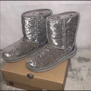 UGG Classic Short Cosmos Sequin SIL/GLD